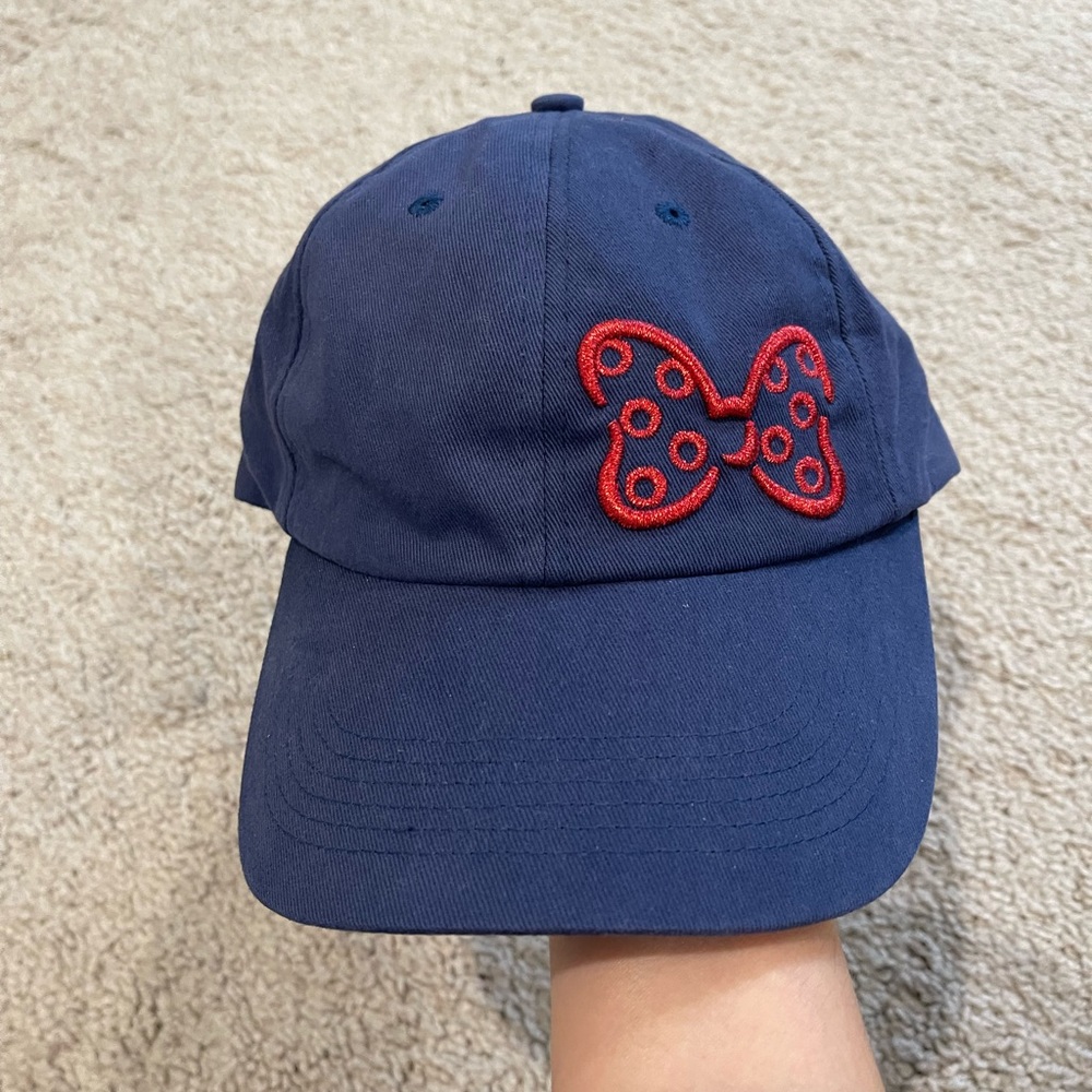 Disney Parks hat. Women’s sizing. Minnie Mouse bow.